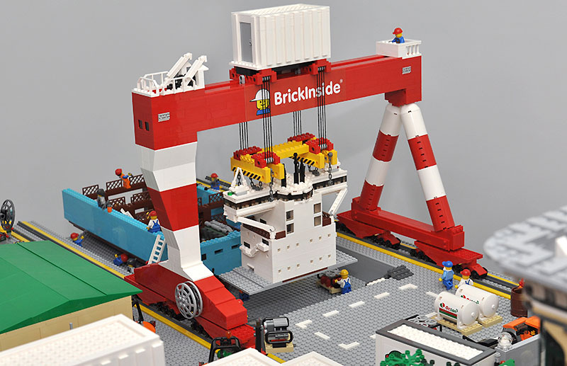 Illustration for article titled This Lego town gives you a nice peek inside